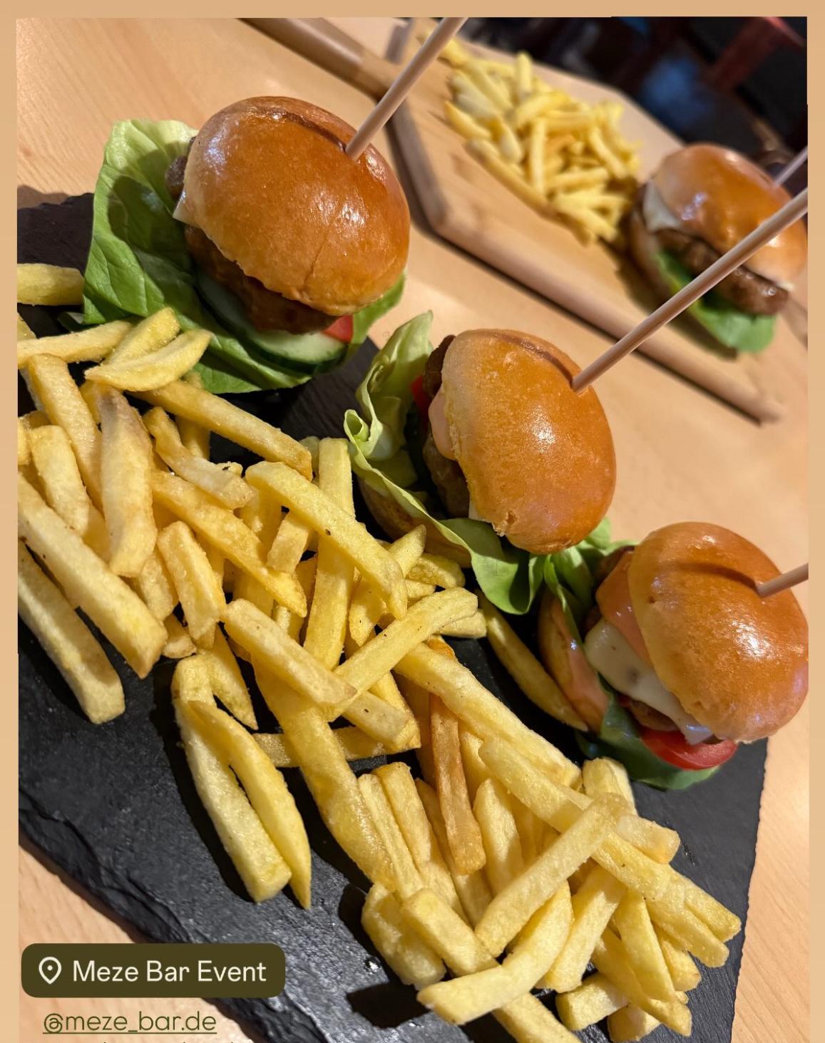 Mini-Burger-Slider auf Schieferplatte mit knusprigen Pommes
