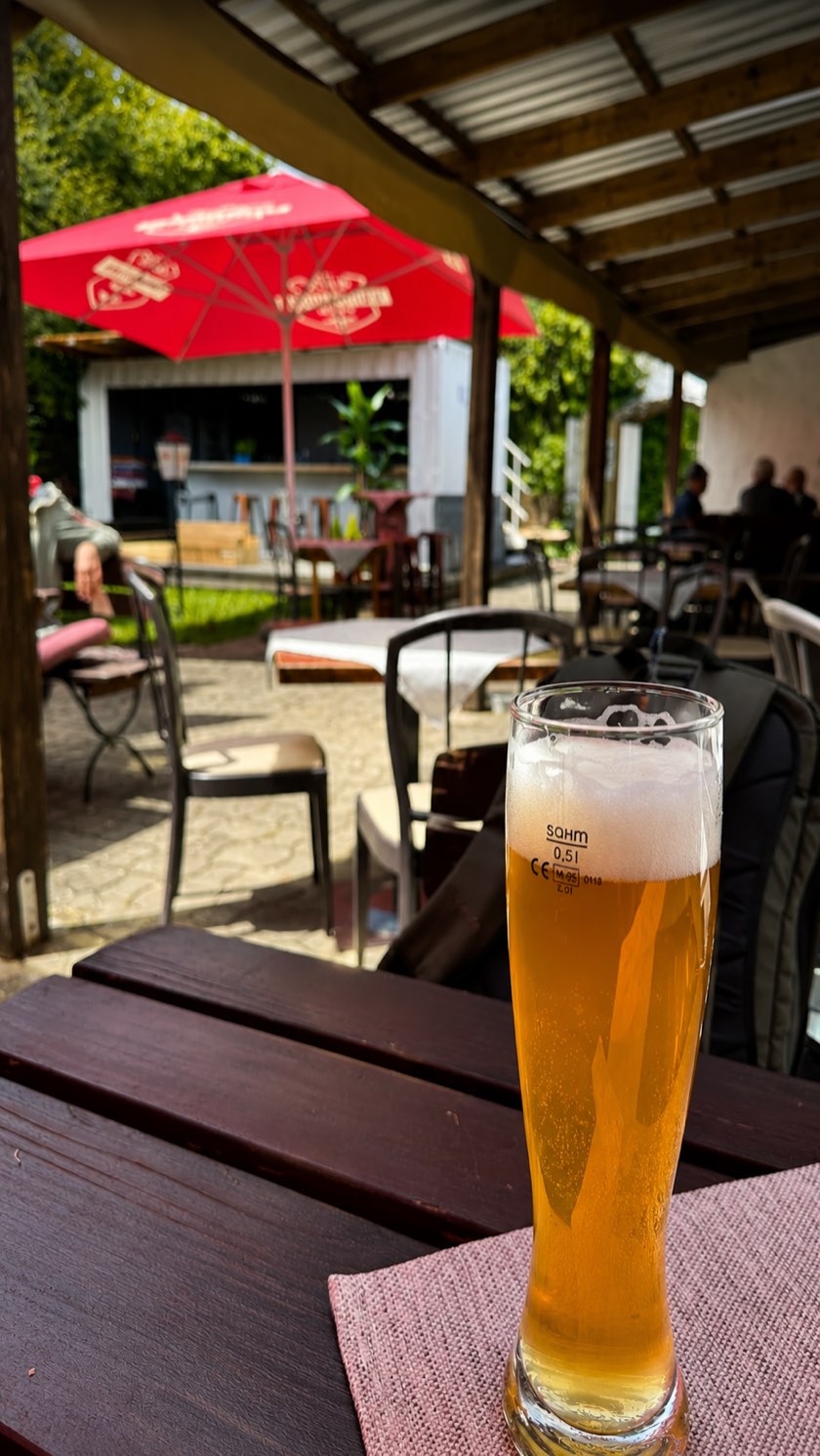 Kühles Weizenbier auf der sonnigen Terrasse