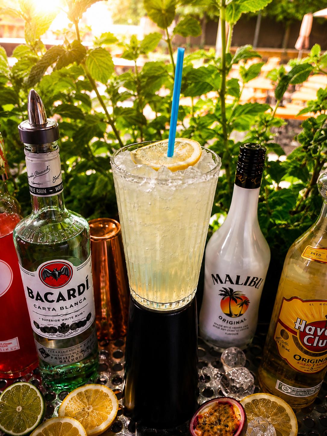 Erfrischender Cocktail mit Zitrone und Minze an der Bar